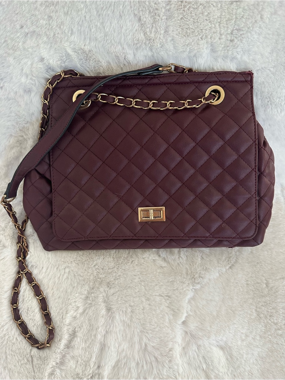Quilted Chain Shoulder Bag in Burgundy